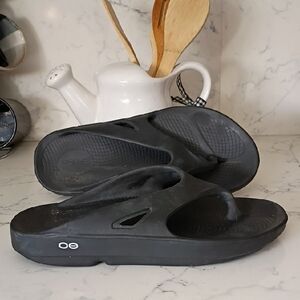OOFOS Black Recovery Sandals Unisex